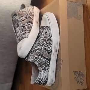 NIB Womens Naughty Monkey size 6 snake shoes